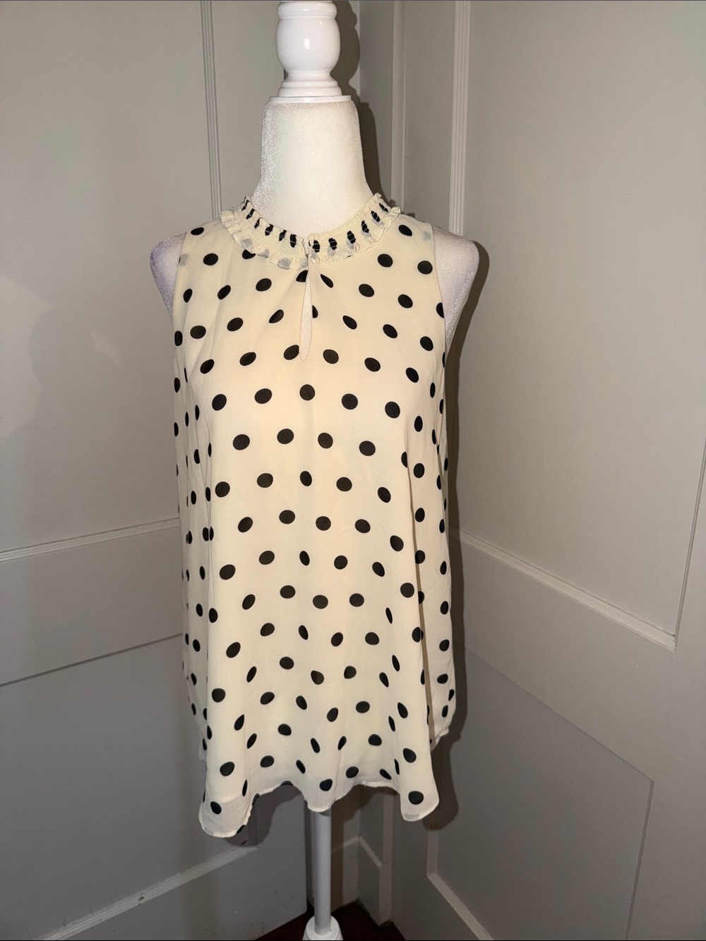 Women’s Rose & Olive Ivory Polka Dot Sleeveless Ruffle Blouse Small